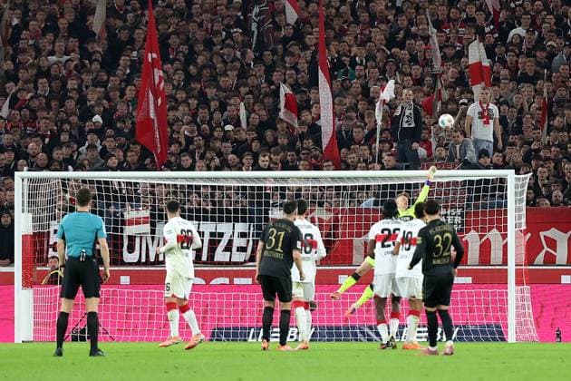 09.11.2025, xrekx, Fussball 1.Bundesliga, VfB Stuttgart - FC Augsburg v.l. Fabian Rieder (FC Augsburg) Freistoss Alexander Nübel Nuebel (VfB Stuttgart) (DFL DFB REGULATIONS PROHIBIT ANY USE OF PHOTOGRAPHS as IMAGE SEQUENCES and or QUASI-VIDEO) Stuttgart