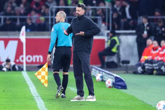 Chef-Trainer Sandro Wagner (FC Augsburg) gibt Anweisungen an die Mannschaft, VfB Stuttgart vs. FC Augsburg, Fussball, Maenner, DFL, Bundesliga, Saison 2025 2026, MHP Arena, 10. Spieltag, 09.11.2025 Stuttgart Baden-Wuerttemberg Deutschland