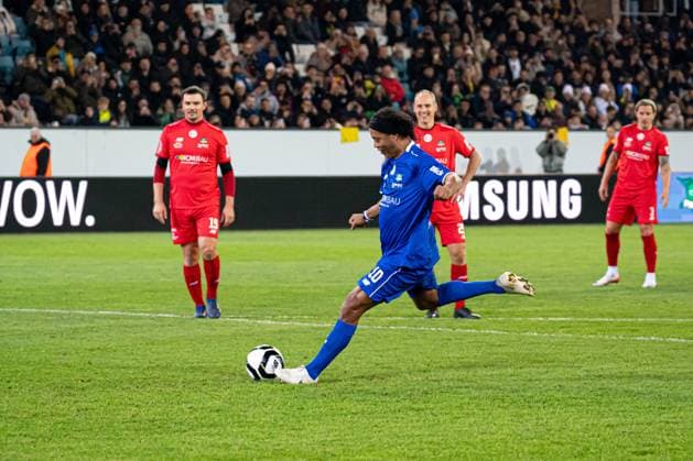 Lucerne, Switzerland, November 9th 2025 Ronaldinho (Brazil) shooting penalty during the Jogo Dos Famosos match between Ronaldinho and Friends and Swiss Legends at Swissporarena, Lucerne, Switzerland. (Priscila Bütler SPP) Copyright: xPriscilaxBütlerx xSPPx spp-en-PrBSp-20251109_SPP_PriscilaButler_6