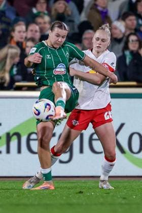 v.li.: Larissa Mühlhaus (SV Werder Bremen, 7) und Victoria Krug (RB Leipzig, 20) im Zweikampf, Duell, Dynamik, Aktion, Action, Spielszene, DIE DFB-RICHTLINIEN UNTERSAGEN JEGLICHE NUTZUNG VON FOTOS ALS SEQUENZBILDER UND ODER VIDEOÄHNLICHE FOTOSTRECKEN. DFB REGULATIONS PROHIBIT ANY USE OF PHOTOGRAPHS AS IMAGE SEQUENCES AND OR QUASI-VIDEO., 09.11.2025, Bremen (Deutschland), Fussball, Google Pixel Frauen-Bundesliga, SV Werder Bremen - RB Leipzig