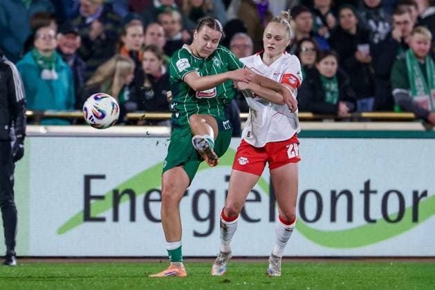 v.li.: Larissa Mühlhaus (SV Werder Bremen, 7) und Victoria Krug (RB Leipzig, 20) im Zweikampf, Duell, Dynamik, Aktion, Action, Spielszene, DIE DFB-RICHTLINIEN UNTERSAGEN JEGLICHE NUTZUNG VON FOTOS ALS SEQUENZBILDER UND ODER VIDEOÄHNLICHE FOTOSTRECKEN. DFB REGULATIONS PROHIBIT ANY USE OF PHOTOGRAPHS AS IMAGE SEQUENCES AND OR QUASI-VIDEO., 09.11.2025, Bremen (Deutschland), Fussball, Google Pixel Frauen-Bundesliga, SV Werder Bremen - RB Leipzig