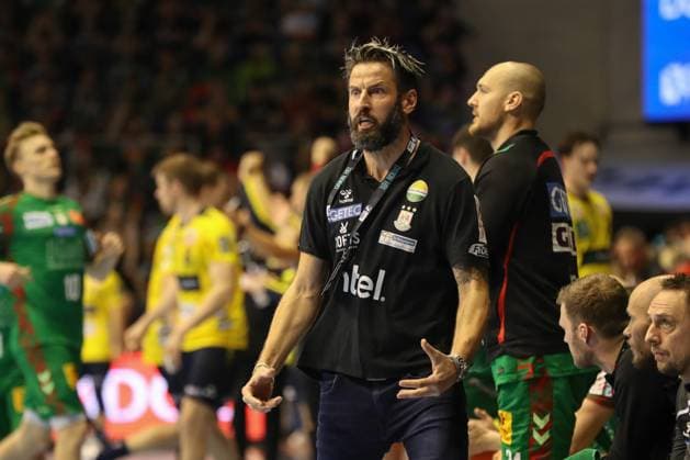 09.11.2025, xgox, Handball, Daikin HBL, SC Magdeburg - SC Magdeburg - Rhein Neckar Loewen v.l. Bennet Wiegert (Magdeburg, Trainer) gibt Anweisungen, gestikuliert mit den Armen, gesticulate, gives instructions Magdeburg
