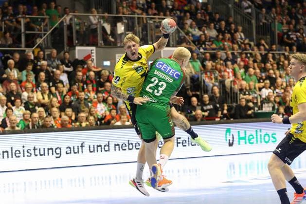 09.11.2025, xgox, Handball, Daikin HBL, SC Magdeburg - SC Magdeburg - Rhein Neckar Loewen v.l. Edwin Aspenbaeck (Rhein-Neckar Loewen, 78), Magnus Saugstrup (Magdeburg, 23) Zweikampf, Duell, Kampf, tackle Magdeburg