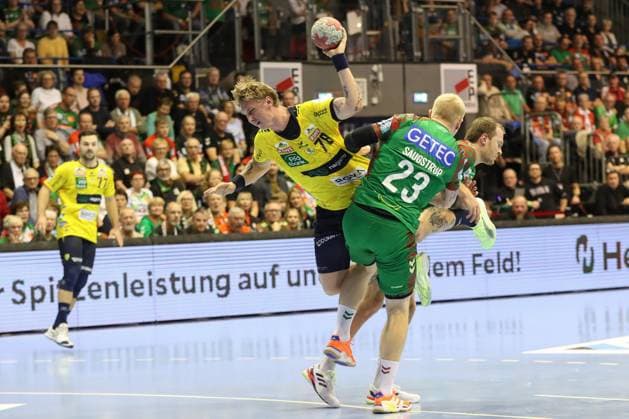 09.11.2025, xgox, Handball, Daikin HBL, SC Magdeburg - SC Magdeburg - Rhein Neckar Loewen v.l. Edwin Aspenbaeck (Rhein-Neckar Loewen, 78), Magnus Saugstrup (Magdeburg, 23), Felix Claar (Magdeburg, 7) Zweikampf, Duell, Kampf, tackle Magdeburg