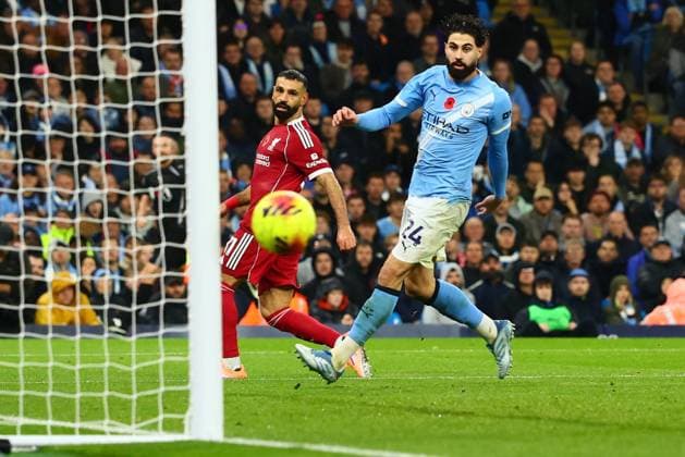 Mohamed Salah of Liverpool misses a chance to score Manchester City v Liverpool, Premier League, Football, Etihad Stadium, Manchester, UK - 09 Nov 2025Manchester Etihad Stadium United Kingdom EDITORIAL USE ONLY No use with unauthorised audio, video, data, fixture lists, club league logos or live services. Online in-match use limited to 120 images, no video emulation. No use in betting, games or single club league player publications. Copyright: xPaulxCurrie Shutterstockx 15702266dk