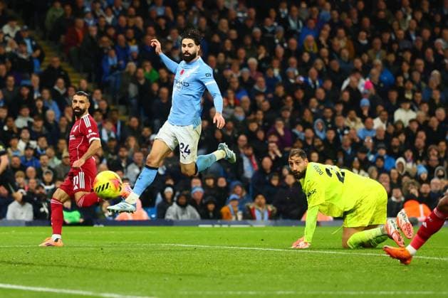 Mohamed Salah of Liverpool misses a chance to score Manchester City v Liverpool, Premier League, Football, Etihad Stadium, Manchester, UK - 09 Nov 2025Manchester Etihad Stadium United Kingdom EDITORIAL USE ONLY No use with unauthorised audio, video, data, fixture lists, club league logos or live services. Online in-match use limited to 120 images, no video emulation. No use in betting, games or single club league player publications. Copyright: xPaulxCurrie Shutterstockx 15702266dl