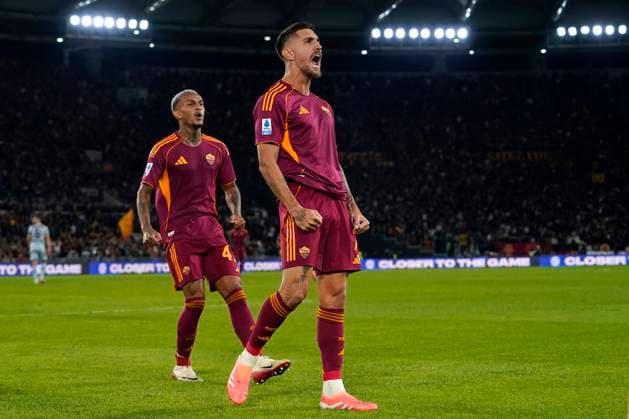 Lorenzo Pellegrini of AS Roma celebrates after scoring on penalty the goal of 1-0 during the Serie A 2025 2026 football match between AS Roma and Udinese Calcio at Stadio Olimpico in Rome (Italy), November 9, 2025. antoniettaxbaldassarre