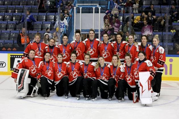 Team Canada pose with their silvermedal after Finland won the World Championships in ringette world championships final match Finland vs Canada in Lahti on November 9, 2025. Finland won over Canada 7-3. Lahti Finland LKFTVX20251109195639KUNP  Copyright: xPepexKorteniemix LKFTVX20251109195639KUNP