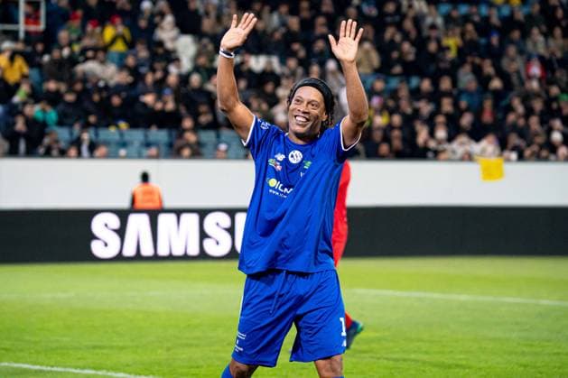 Lucerne, Switzerland, November 9th 2025 Ronaldinho (Brazil) celebrating after scoring penalty during the Jogo Dos Famosos match between Ronaldinho and Friends and Swiss Legends at Swissporarena, Lucerne, Switzerland. (Priscila Bütler SPP) Copyright: xPriscilaxBütlerx xSPPx spp-en-PrBSp-20251109_SPP_PriscilaButler_7