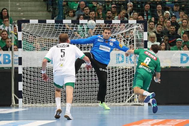 Handball DAIKIN HBL, SC DHfK Leipzig - Füchse Berlin; 09.11.2025 Lucas Krzikalla (8, SC DHfK Leipzig) wirft einen Siebenmeter gegen Torwart Dejan Milosavljev (96, Füchse Berlin). Handball, DAIKIN HBL, 1. Bundesliga, Saison 2025 2026, 11. Spieltag: SC DHfK Leipzig vs. Füchse Berlin am 09.11.2025 in der Quarterback Immobilien Arena Leipzig. Copyright: xBEAUTIFULxSPORTS JanxKaeferx