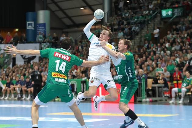 Handball DAIKIN HBL, SC DHfK Leipzig - Füchse Berlin; 09.11.2025 Tobias Groendahl (15, Füchse Berlin) wird von Adam Lönn (15, SC DHfK Leipzig) gepackt. Handball, DAIKIN HBL, 1. Bundesliga, Saison 2025 2026, 11. Spieltag: SC DHfK Leipzig vs. Füchse Berlin am 09.11.2025 in der Quarterback Immobilien Arena Leipzig. Copyright: xBEAUTIFULxSPORTS JanxKaeferx
