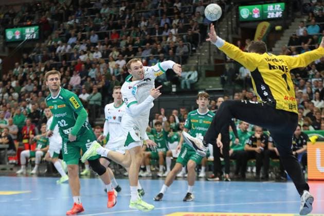Handball DAIKIN HBL, SC DHfK Leipzig - Füchse Berlin; 09.11.2025 Mathias Gidsel (19, Füchse Berlin) wirft gegen Torwart Domenico Ebner (1, SC DHfK Leipzig). Handball, DAIKIN HBL, 1. Bundesliga, Saison 2025 2026, 11. Spieltag: SC DHfK Leipzig vs. Füchse Berlin am 09.11.2025 in der Quarterback Immobilien Arena Leipzig. Copyright: xBEAUTIFULxSPORTS JanxKaeferx