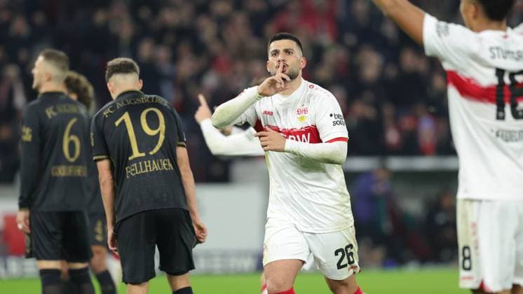 Stuttgart , Bundesliga Fußball VfB Stuttgart vs. FC Augsburg , Deniz Undav (VfB) jubelt über das Tor zum 3:2 Gemäß den Vorgaben der DFL Deutschen Fußball Liga ist es untersagt, in dem Stadion und oder vom Spiel angefertigte Fotoaufnahmen in Form von Sequenzbildern und oder videoähnlichen Fotostrecken zu verwerten bzw. verwerten zu lassen.
