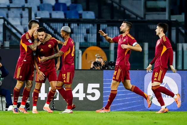 November 9, 2025, Rome, ITALIA: Roma s Lorenzo Pellegrini jubilates with his teammates after scoring on penalty the 1-0 goal during the Italian Serie A soccer match AS Roma vs Udinese Calcio at the Olimpico stadium in Rome, Italy, 09 November 2025. ANSA ANGELO CARCONI. Soccer: Serie A; AS Roma Vs Udinese Calcio  - ZUMAa110 20251109_zaf_a110_097 Copyright: xAngeloxCarconix