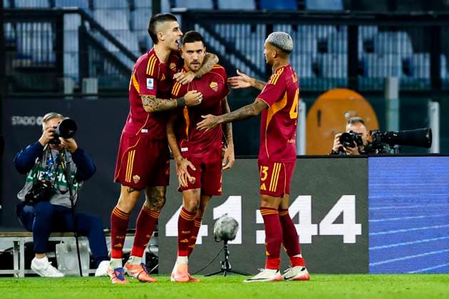 November 9, 2025, Rome, ITALIA: Roma s Lorenzo Pellegrini jubilates with his teammates after scoring on penalty the 1-0 goal during the Italian Serie A soccer match AS Roma vs Udinese Calcio at the Olimpico stadium in Rome, Italy, 09 November 2025. ANSA ANGELO CARCONI. Soccer: Serie A; AS Roma Vs Udinese Calcio  - ZUMAa110 20251109_zaf_a110_102 Copyright: xAngeloxCarconix