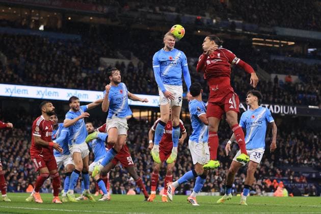 Manchester City v Liverpool 09 November 2025 Manchester - Premier League football - Manchester City v Liverpool - Erling Haaland of Manchester City heads the ball away from a corner watched by Virgil van Dijk of Liverpool - (Photo by Simon Stacpoole). Manchester UK Copyright: xSimonxStacpoolexOffside