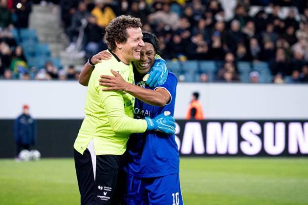 Lucerne, Switzerland, November 9th 2025 Ronaldinho (Brazil), right, and Marco Wolfli (Switzerland), left, after penalty scored by Ronaldinho (Brazil) during the Jogo Dos Famosos match between Ronaldinho and Friends and Swiss Legends at Swissporarena, Lucerne, Switzerland. (Priscila Bütler SPP) Copyright: xPriscilaxBütlerx xSPPx spp-en-PrBSp-20251109_SPP_PriscilaButler_8