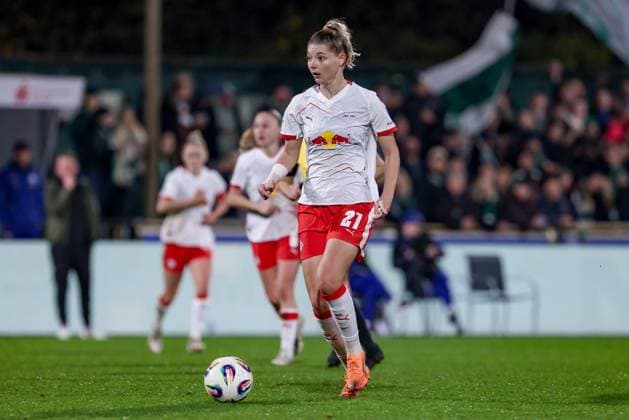 Julia Landenberger (RB Leipzig, 21) am Ball, Einzelbild, Ganzkörper, Aktion, Action, Spielszene, DIE DFB-RICHTLINIEN UNTERSAGEN JEGLICHE NUTZUNG VON FOTOS ALS SEQUENZBILDER UND ODER VIDEOÄHNLICHE FOTOSTRECKEN. DFB REGULATIONS PROHIBIT ANY USE OF PHOTOGRAPHS AS IMAGE SEQUENCES AND OR QUASI-VIDEO., 09.11.2025, Bremen (Deutschland), Fussball, Google Pixel Frauen-Bundesliga, SV Werder Bremen - RB Leipzig
