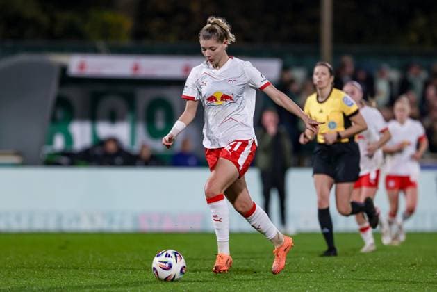 Julia Landenberger (RB Leipzig, 21) am Ball, Einzelbild, Ganzkörper, Aktion, Action, Spielszene, DIE DFB-RICHTLINIEN UNTERSAGEN JEGLICHE NUTZUNG VON FOTOS ALS SEQUENZBILDER UND ODER VIDEOÄHNLICHE FOTOSTRECKEN. DFB REGULATIONS PROHIBIT ANY USE OF PHOTOGRAPHS AS IMAGE SEQUENCES AND OR QUASI-VIDEO., 09.11.2025, Bremen (Deutschland), Fussball, Google Pixel Frauen-Bundesliga, SV Werder Bremen - RB Leipzig