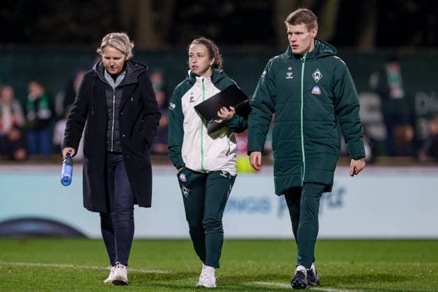 v.li.: Friederike Kromp (Fritzy Kromp, Trainerin, Cheftrainerin, SV Werder Bremen), Michaela Specht (Co-Trainerin, SV Werder Bremen), Björn Bremermann (Co-Trainer, SV Werder Bremen), DIE DFB-RICHTLINIEN UNTERSAGEN JEGLICHE NUTZUNG VON FOTOS ALS SEQUENZBILDER UND ODER VIDEOÄHNLICHE FOTOSTRECKEN. DFB REGULATIONS PROHIBIT ANY USE OF PHOTOGRAPHS AS IMAGE SEQUENCES AND OR QUASI-VIDEO., 09.11.2025, Bremen (Deutschland), Fussball, Google Pixel Frauen-Bundesliga, SV Werder Bremen - RB Leipzig