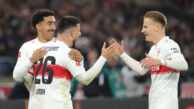 Stuttgart , Bundesliga Fußball VfB Stuttgart vs. FC Augsburg , Jubel über das Tor zum 3:2 bei Tiago Tomas (VfB) Deniz Undav (VfB) Chris Führich (VfB) Gemäß den Vorgaben der DFL Deutschen Fußball Liga ist es untersagt, in dem Stadion und oder vom Spiel angefertigte Fotoaufnahmen in Form von Sequenzbildern und oder videoähnlichen Fotostrecken zu verwerten bzw. verwerten zu lassen.