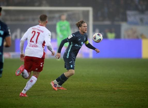 Fussball, Herren, 3.Liga, Saison 2025 2026, SSV Jahn Regensburg - TSV 1860 München, Jahnstadion Thore Jacobsen (TSV 1860 München) mit Ball im Laufen