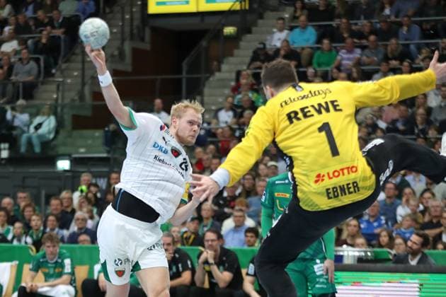 Handball DAIKIN HBL, SC DHfK Leipzig - Füchse Berlin; 09.11.2025 Matthes Langhoff (25, Füchse Berlin) wirft gegen Torwart Domenico Ebner (1, SC DHfK Leipzig). Handball, DAIKIN HBL, 1. Bundesliga, Saison 2025 2026, 11. Spieltag: SC DHfK Leipzig vs. Füchse Berlin am 09.11.2025 in der Quarterback Immobilien Arena Leipzig. Copyright: xBEAUTIFULxSPORTS JanxKaeferx