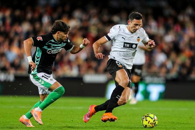 November 9, 2025, Valencia, Valencia, SPAIN: Cesar Tarrega of Valencia CF in action during the Spanish league, La Liga EA Sports, football match played between Valencia CF and Real Betis Balompie at Mestalla stadium on November 9, 2025, in Valencia, Spain. Valencia SPAIN - ZUMAa181 20251109_zaa_a181_216 Copyright: xIvanxTerronx