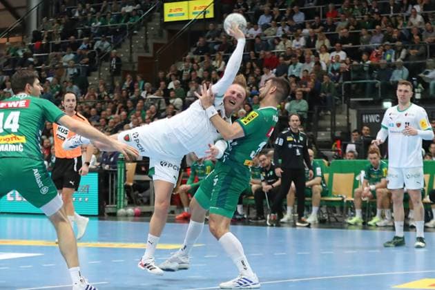 Handball DAIKIN HBL, SC DHfK Leipzig - Füchse Berlin; 09.11.2025 Tobias Groendahl (15, Füchse Berlin) kommt gegen Luka Rogan (33, SC DHfK Leipzig) zum Wurf. Handball, DAIKIN HBL, 1. Bundesliga, Saison 2025 2026, 11. Spieltag: SC DHfK Leipzig vs. Füchse Berlin am 09.11.2025 in der Quarterback Immobilien Arena Leipzig. Copyright: xBEAUTIFULxSPORTS JanxKaeferx