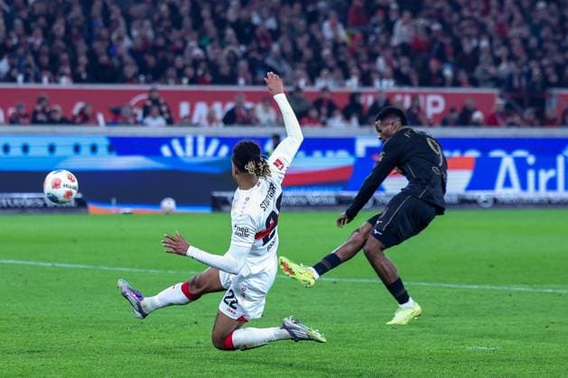 Samuel Essende 9 (FC Augsburg) mit einer grossen Chance, die er vergibt, mit Lorenz Assignon 22 (VfB Stuttgart), VfB Stuttgart vs. FC Augsburg, Fussball, Maenner, DFL, Bundesliga, Saison 2025 2026, MHP Arena, 10. Spieltag, 09.11.2025 Stuttgart Baden-Wuerttemberg Deutschland