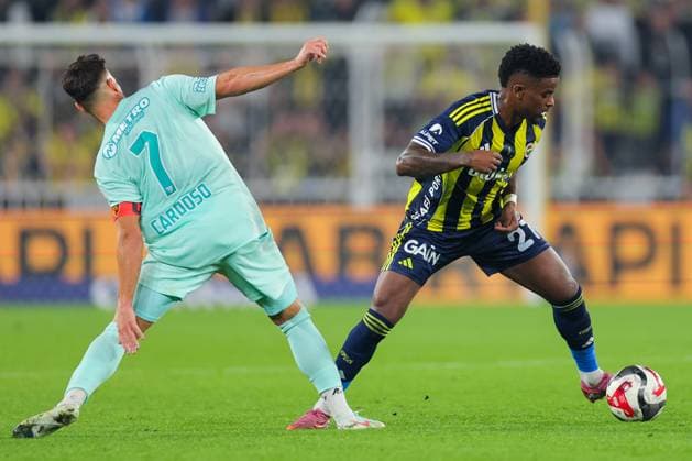 2025-11-09 Fenerbahce SK v Kayserispor - Trendyol Super Lig ISTANBUL, TURKEY - NOVEMBER 9: Miguel Cardoso of Kayserispor battles for the ball with Nelson Semedo of Fenerbahce SK during the Trendyol Super Lig match between Fenerbahce SK and Kayserispor at Ulker Sukru Saracoglu Stadium on November 9, 2025 in Istanbul, Turkey. (Photo by BSR Agency) Istanbul Turkey Content not available for redistribution in The Netherlands directly or indirectly through any third parties. Copyright: xBSRxAgencyx