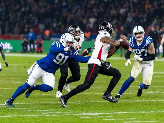 JT Tuimoloau (Indianapolis Colts 91), Michael Penix Jr. (Atlanta Falcons 9), Laiatu Latu (Indianapolis Colts 97), Indianapolis Colts vs. Atlanta Falcons, American Football, National Football League, Berlin Game 2025, Saison 2025, Spieltag 10, 09.11.2025, Indianapolis Colts vs. Atlanta Falcons, American Football, National Football League, Berlin Game 2025, Saison 2025, Spieltag 10, 09.11.2025 Berlin Copyright: xEibner-Pressefoto FlorianxSchustx EP_FSU