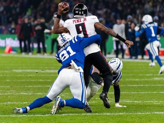 JT Tuimoloau (Indianapolis Colts 91), Michael Penix Jr. (Atlanta Falcons 9), Laiatu Latu (Indianapolis Colts 97), Indianapolis Colts vs. Atlanta Falcons, American Football, National Football League, Berlin Game 2025, Saison 2025, Spieltag 10, 09.11.2025, Indianapolis Colts vs. Atlanta Falcons, American Football, National Football League, Berlin Game 2025, Saison 2025, Spieltag 10, 09.11.2025 Berlin Copyright: xEibner-Pressefoto FlorianxSchustx EP_FSU
