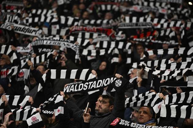 09.11.2025, xpsx, Fussball 1.Bundesliga, Eintracht Frankfurt - 1.FSV Mainz 05 v.l. Fans Eintracht Frankfurt, Stimmung, Schals, (DFL DFB REGULATIONS PROHIBIT ANY USE OF PHOTOGRAPHS as IMAGE SEQUENCES and or QUASI-VIDEO) Frankfurt am Main