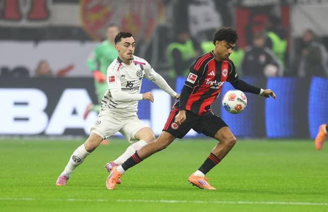 09.11.2025, Fussball Bundesliga, Eintracht Frankfurt - 1. FSV Mainz 05, v.l., Paul Nebel (FSV Mainz 05), Nathaniel Brown (Eintracht Frankfurt) DFL DFB REGULATIONS PROHIBIT ANY USE OF PHOTOGRAPHS AS IMAGE SEQUENCES AND OR QUASI-VIDEO. xdcx Copyright: HMBxMedia Claus