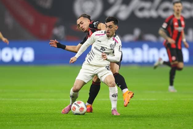 09.11.2025, Fussball Bundesliga, Eintracht Frankfurt - 1. FSV Mainz 05, v.l., Paul Nebel (FSV Mainz 05), Arthur Theate (Eintracht Frankfurt) DFL DFB REGULATIONS PROHIBIT ANY USE OF PHOTOGRAPHS AS IMAGE SEQUENCES AND OR QUASI-VIDEO. xdcx Copyright: HMBxMedia Claus