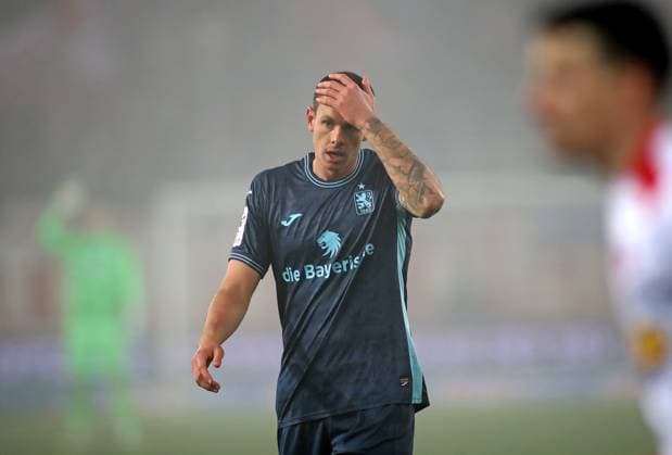 Fussball, Herren, 3.Liga, Saison 2025 2026, SSV Jahn Regensburg - TSV 1860 München, Jahnstadion Max Reinthaler (TSV 1860 München) mit Griff an die Stirn, Griff an den Kopf, Geste