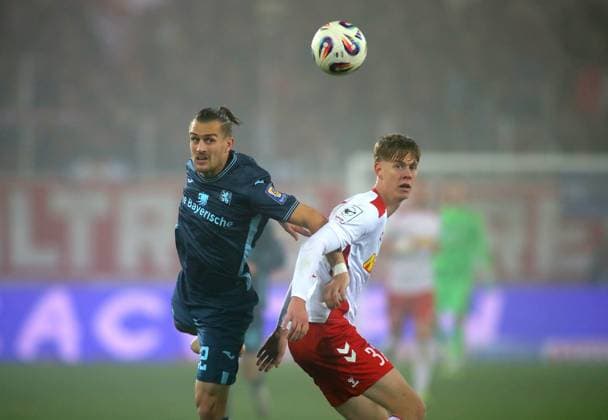 Fussball, Herren, 3.Liga, Saison 2025 2026, SSV Jahn Regensburg - TSV 1860 München, Jahnstadion Sigurd Haugen (TSV 1860 München) (li.) mit Leopold Wurm (SSV Jahn Regensburg) (re.) im Zweikampf um den Ball