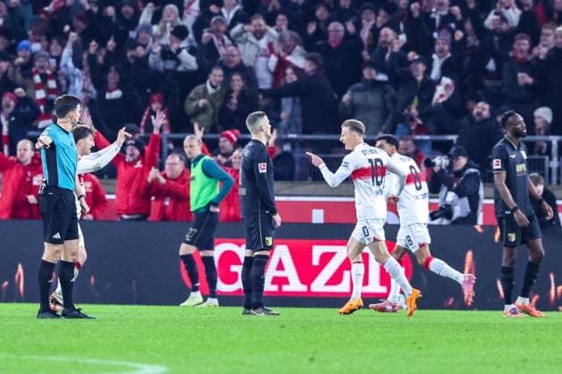 Jubel bei Angelo Stiller 6 (VfB Stuttgart), Chris Fuehrich 10 (VfB Stuttgart) ueber das 3:2, Enttaeuschung, Frust bei den Augsburgern, VfB Stuttgart vs. FC Augsburg, Fussball, Maenner, DFL, Bundesliga, Saison 2025 2026, MHP Arena, 10. Spieltag, 09.11.2025 Stuttgart Baden-Wuerttemberg Deutschland