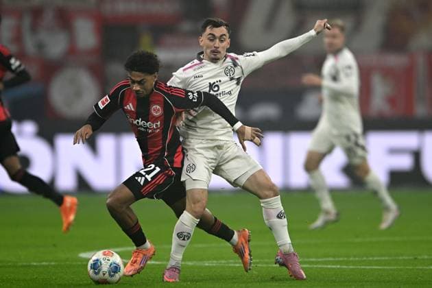 Fußball 1. Bundesliga 10. Spieltag Eintracht Frankfurt - 1. FSV Mainz 05 am 09.11.2025 im Deutsche Bank Park in Frankfurt Nathaniel Brown ( Frankfurt ), links - Paul Nebel ( Mainz ), rechts DFL regulations prohibit any use of photographs as image sequences and or quasi-video.