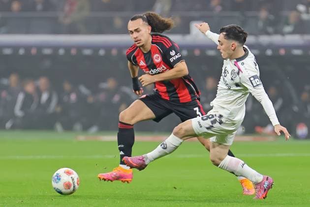 Frankfurt, Deutschland 09. November 2025: 1. BL - 2025 2026 - Eintracht Frankfurt vs. FSV Mainz 05 Im Bild: v. li. im Zweikampf Arthur Theate (Frankfurt) gegen Paul Nebel (Mainz). DFL regulations prohibit any use of photographs as image sequences and or quasi-video Deutsche Bank Park Hessen Copyright: xFotostandx xRacochax