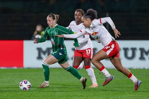v.li.: Chiara D Angelo (SV Werder Bremen, 2), Delice Boboy (RB Leipzig, 17) und Lisa Baum (RB Leipzig, 11) im Zweikampf, Duell, Dynamik, Aktion, Action, Spielszene, DIE DFB-RICHTLINIEN UNTERSAGEN JEGLICHE NUTZUNG VON FOTOS ALS SEQUENZBILDER UND ODER VIDEOÄHNLICHE FOTOSTRECKEN. DFB REGULATIONS PROHIBIT ANY USE OF PHOTOGRAPHS AS IMAGE SEQUENCES AND OR QUASI-VIDEO., 09.11.2025, Bremen (Deutschland), Fussball, Google Pixel Frauen-Bundesliga, SV Werder Bremen - RB Leipzig