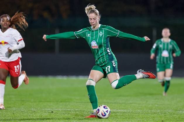 Sharon Beck (SV Werder Bremen, 27) am Ball, Einzelbild, Ganzkörper, Aktion, Action, Spielszene, DIE DFB-RICHTLINIEN UNTERSAGEN JEGLICHE NUTZUNG VON FOTOS ALS SEQUENZBILDER UND ODER VIDEOÄHNLICHE FOTOSTRECKEN. DFB REGULATIONS PROHIBIT ANY USE OF PHOTOGRAPHS AS IMAGE SEQUENCES AND OR QUASI-VIDEO., 09.11.2025, Bremen (Deutschland), Fussball, Google Pixel Frauen-Bundesliga, SV Werder Bremen - RB Leipzig