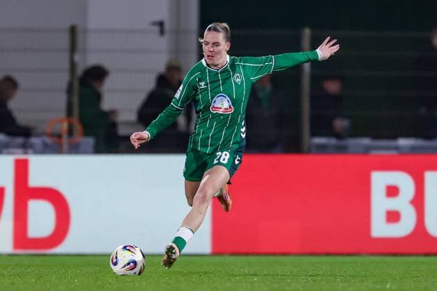 Juliane Wirtz (SV Werder Bremen, 28) am Ball, Freisteller, Einzelbild, Ganzkörper, Aktion, Action, Spielszene, DIE DFB-RICHTLINIEN UNTERSAGEN JEGLICHE NUTZUNG VON FOTOS ALS SEQUENZBILDER UND ODER VIDEOÄHNLICHE FOTOSTRECKEN. DFB REGULATIONS PROHIBIT ANY USE OF PHOTOGRAPHS AS IMAGE SEQUENCES AND OR QUASI-VIDEO., 09.11.2025, Bremen (Deutschland), Fussball, Google Pixel Frauen-Bundesliga, SV Werder Bremen - RB Leipzig