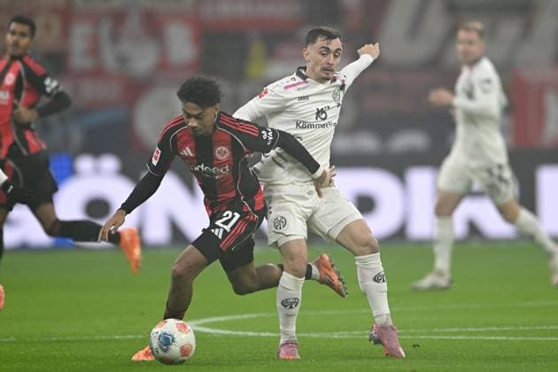 Fußball 1. Bundesliga 10. Spieltag Eintracht Frankfurt - 1. FSV Mainz 05 am 09.11.2025 im Deutsche Bank Park in Frankfurt Nathaniel Brown ( Frankfurt ), links - Paul Nebel ( Mainz ), rechts DFL regulations prohibit any use of photographs as image sequences and or quasi-video.