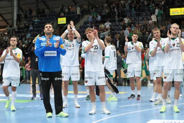 Handball DAIKIN HBL, SC DHfK Leipzig - Füchse Berlin; 09.11.2025 Applaus für die Fans von Torwart Dejan Milosavljev (96, Füchse Berlin), Max Darj (5, Füchse Berlin), Max Günther (35, Füchse Berlin) und Team. Handball, DAIKIN HBL, 1. Bundesliga, Saison 2025 2026, 11. Spieltag: SC DHfK Leipzig vs. Füchse Berlin am 09.11.2025 in der Quarterback Immobilien Arena Leipzig. Copyright: xBEAUTIFULxSPORTS JanxKaeferx