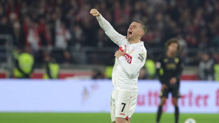 Stuttgart , Bundesliga Fußball VfB Stuttgart vs. FC Augsburg , Maximilian Mittelstädt (VfB) jubelt über den 3:2-Sieg Gemäß den Vorgaben der DFL Deutschen Fußball Liga ist es untersagt, in dem Stadion und oder vom Spiel angefertigte Fotoaufnahmen in Form von Sequenzbildern und oder videoähnlichen Fotostrecken zu verwerten bzw. verwerten zu lassen.