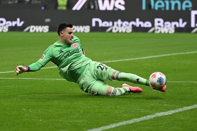 09.11.2025, xjhx, Fussball 1.Bundesliga, Eintracht Frankfurt - 1.FSV Mainz 05 v.l. Michael Zetterer (Eintracht Frankfurt) (DFL DFB REGULATIONS PROHIBIT ANY USE OF PHOTOGRAPHS as IMAGE SEQUENCES and or QUASI-VIDEO) Frankfurt am Main