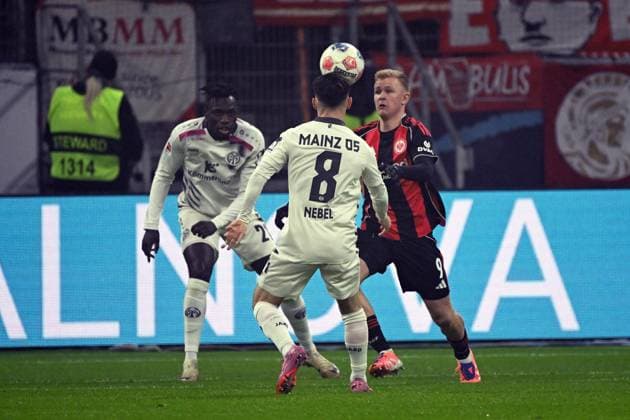 09.11.2025, xjhx, Fussball 1.Bundesliga, Eintracht Frankfurt - 1.FSV Mainz 05 v.l. Danny da Costa (FSV Mainz 05) Paul Nebel (FSV Mainz 05) Jonathan Jonny Burkardt (Eintracht Frankfurt) Zweikampf, Aktion, action, battle for the ball (DFL DFB REGULATIONS PROHIBIT ANY USE OF PHOTOGRAPHS as IMAGE SEQUENCES and or QUASI-VIDEO) Frankfurt am Main
