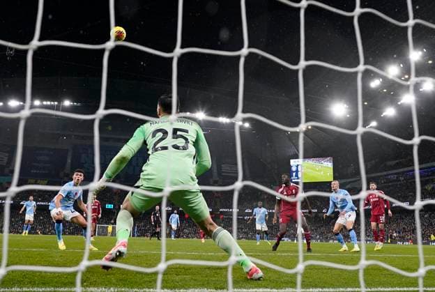 Manchester, England, 9th November 2025. Manchester City™s first goal scored by Erling Haaland of Manchester City during the Manchester City vs Liverpool Premier League match at the Etihad Stadium, Manchester. Picture credit should read: Andrew Yates Sportimage EDITORIAL USE ONLY. No use with unauthorised audio, video, data, fixture lists, club league logos or live services. Online in-match use limited to 120 images, no video emulation. No use in betting, games or single club league player publications. SPI_101_AY_Man_City_Liverpool SPI-4280-0097